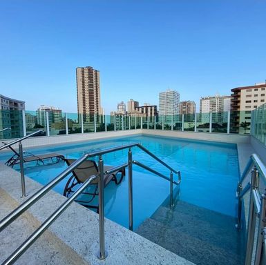 PISCINA COM DECK MOLHADO