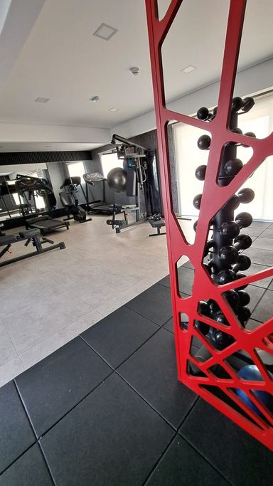 ACADEMIA COMPLETA E EQUIPADA