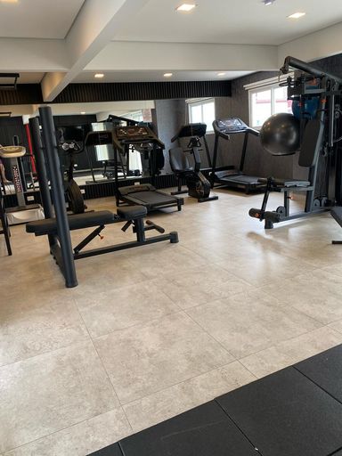 ACADEMIA COMPLETA E EQUIPADA