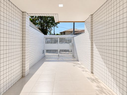 Casa sobreposta térrea com 2 Vagas