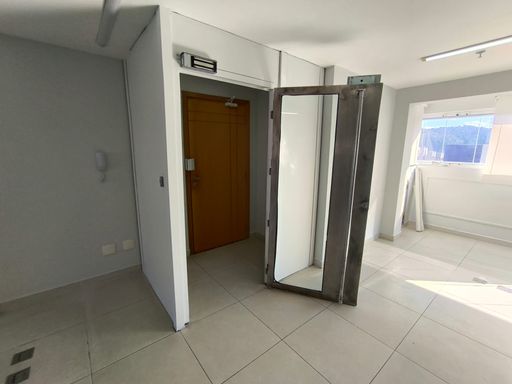Sala com porta blindada