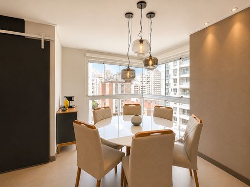 Sala de Jantar com mesa e cadeiras