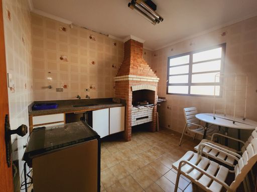 Cozinha de apoio com churrasqueira no piso superior