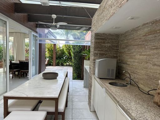 Espaço com Churrasqueira