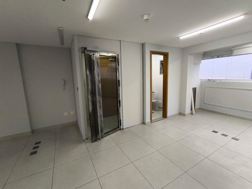 Sala com porta blindada