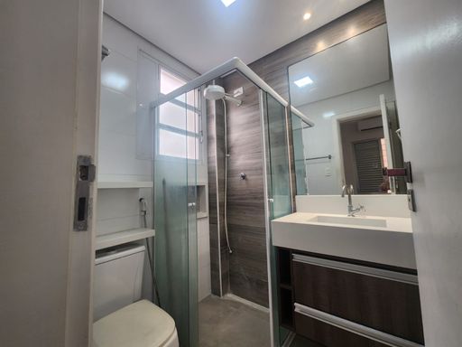 Banheiro com Box Blindex e Ventilação natural
