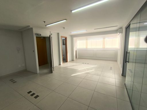 Sala com porta blindada