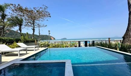 Piscina com Vista para o Mar