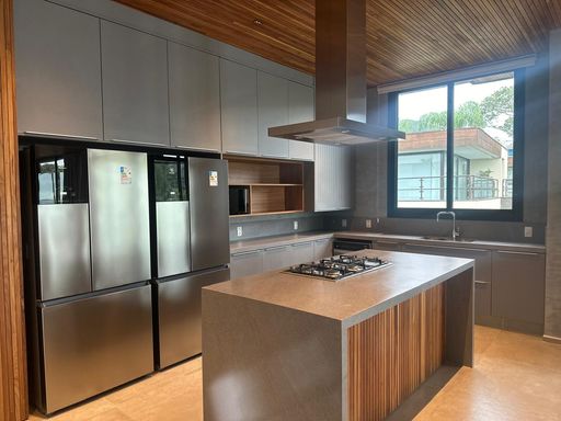 Cozinha Gourmet com 2 geladeiras, Cooktop e coifa, Microondas, Forno Elétrico e Máquina de Lava Louça