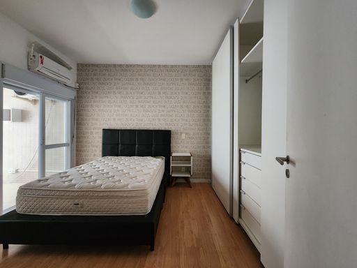 Suíte com Cama, Armário Embutido e Ar condicionado