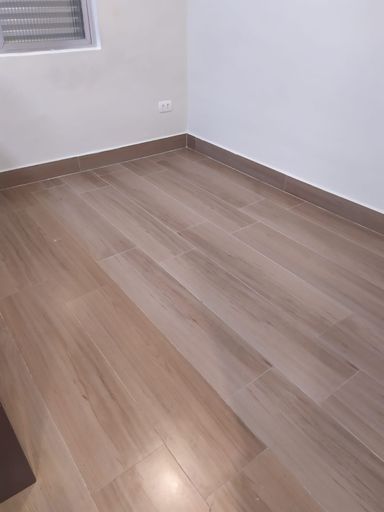 Dormitório e piso porcelanato em todos os ambientes