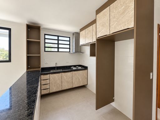 Cozinha com Armários e cooktop