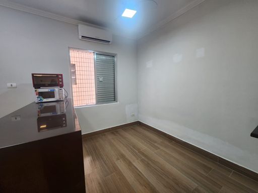 Ambiente com Ar Condicionado e Ventilador de Teto