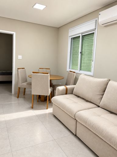 Sala de Estar E Jantar com mesa e 4 cadeiras
