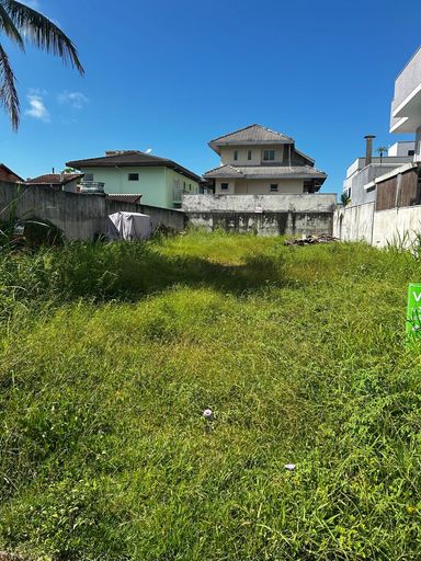 Oportunidade de investimento,terreno dentro de condomínio, pronto para construir, projeto aprovado.
A 150 metros do mar.
Ideal para construir sua casa dos sonhos.
Condomínio com portaria 24 ,total segurança. 
Terreno plano, e bem localizado.