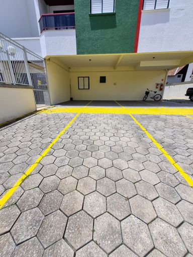 Duas vagas de garagem 
Uma coberta ,e uma descoberta