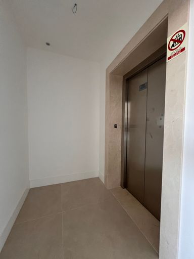Elevador privativo com hall fechado