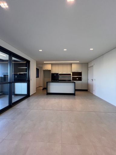 Sala ampla com cozinha integrada.