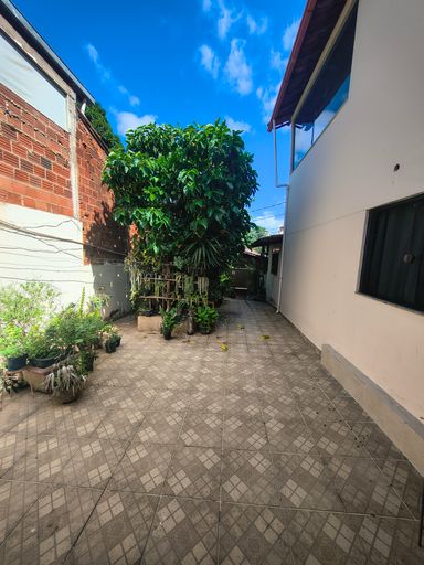 Fachada lateral da casa mais área lateral