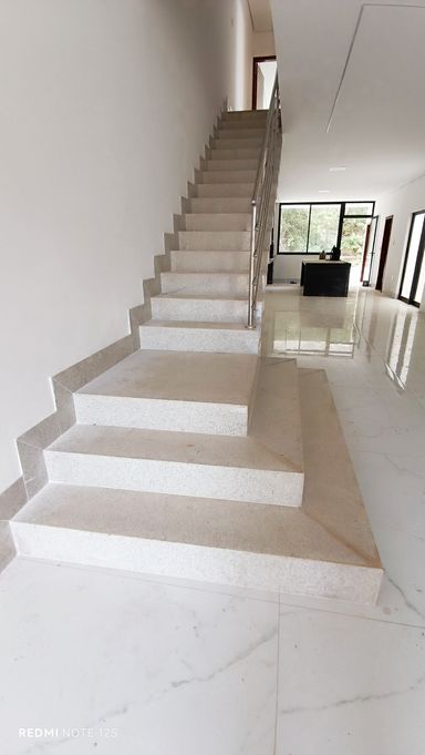 escadas com plataforma em granito