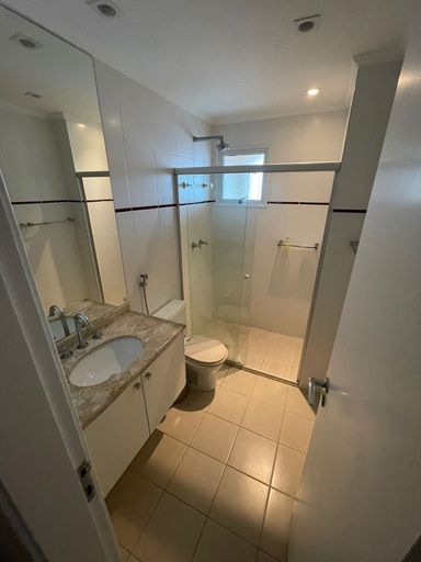 os banheiros contam com armários embutidos e iluminação que valoriza cada espaço, unindo funcionalidade e beleza.
