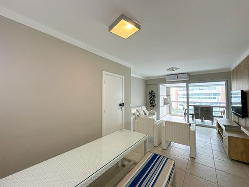 A comodidade de estar pé na areia na Riviera.