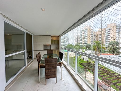 A fachada imponente do Edifício All Time, Torre 3, na Riviera Módulo 8.