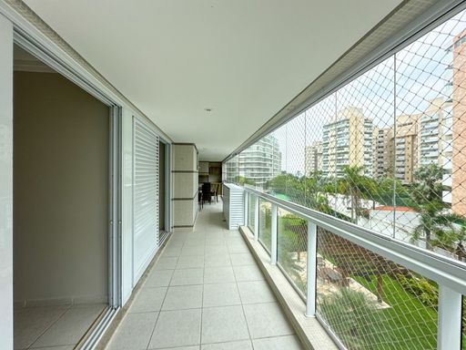 A vista deslumbrante da sacada ampla, um convite para o pôr do sol.