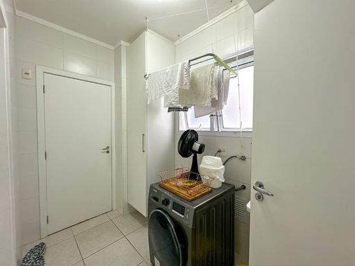 A área de serviço, com espaço para a praticidade do dia a dia.