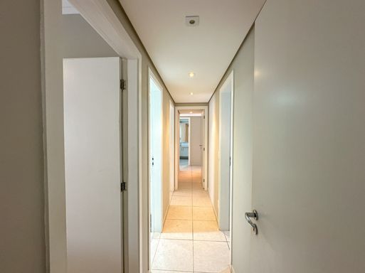 O ar-condicionado nos quartos e na sala, garantindo o clima perfeito.