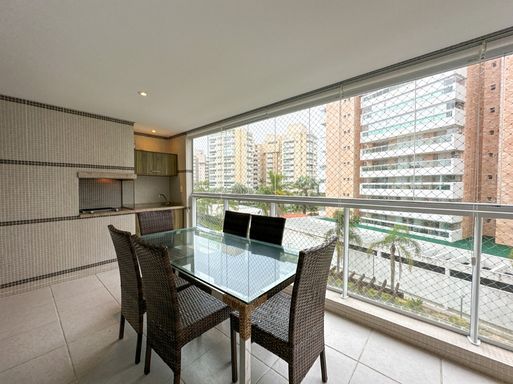 A vista panorâmica da sacada, com o cenário do mar.