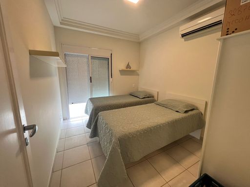 Espaço e conforto para todos! Dois quartos adicionais com armários planejados e ar condicionado, garantindo privacidade e bem-estar para sua família e convidados na Riviera.