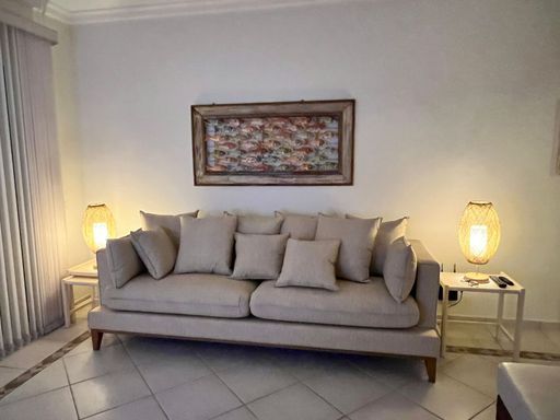 Conexão perfeita! A fluidez entre a sala e a sacada com área gourmet cria um espaço social extraordinário, ideal para receber com charme e desfrutar do melhor da Riviera.