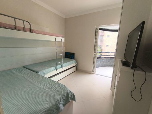 Um dos quartos com a janela aberta, sentindo a brisa da praia.