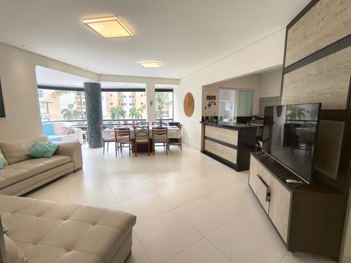 A sala de jantar integrada, perfeita para refeições em família.
