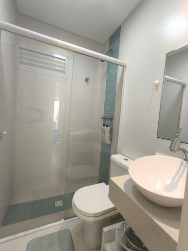 Um dos três banheiros, com design moderno e acabamentos de qualidade.