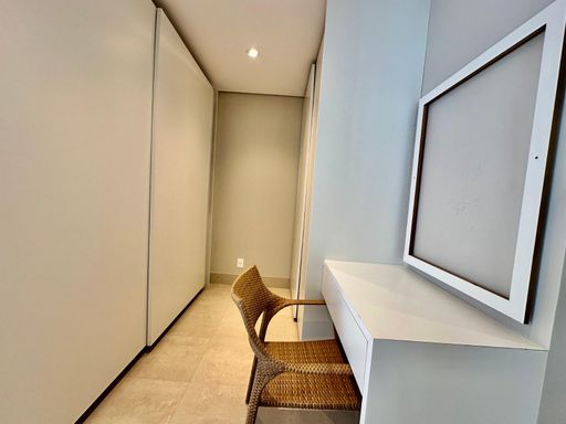Armários embutidos do corredor, maximizando o espaço e a organização.