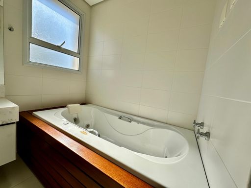 Um verdadeiro spa em seu próprio lar: o banheiro com banheira oferece o refúgio perfeito para relaxar e recarregar as energias.