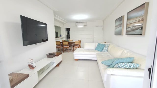 A sala de estar, decorada com móveis de design e detalhes que inspiram.