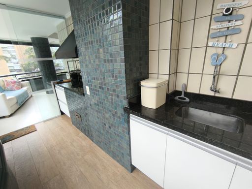 Detalhe do espaço gourmet, com iluminação que valoriza o ambiente.