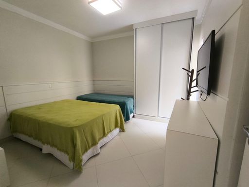 O segundo dos três quartos, ideal para hóspedes ou como um quarto de solteiro.