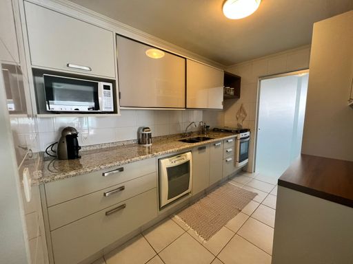 Desperte o chef que existe em você! Uma cozinha dos sonhos, totalmente equipada e planejada, onde cada detalhe foi pensado para transformar suas refeições em experiências gourmet na Riviera.