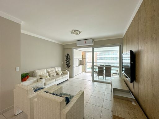 A sala de estar, com seu design moderno e convidativo.