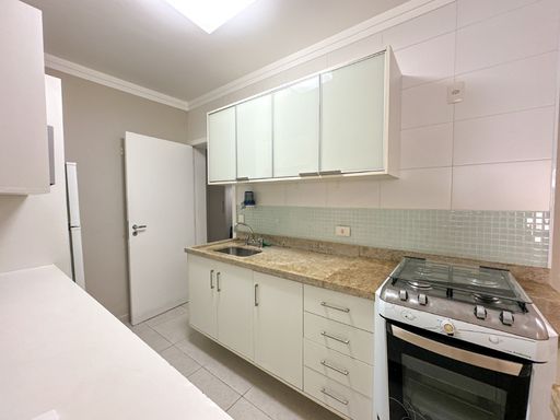 O estilo americano da cozinha facilita a interação com a sala, garantindo que o cozinheiro participe do convívio enquanto prepara o churrasco.