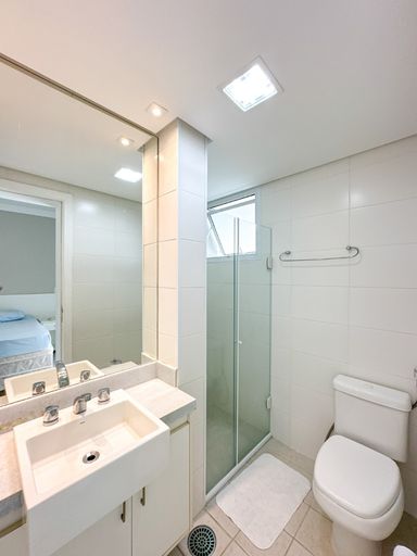 A praticidade do banheiro social, com um espaço pensado para o conforto de todos.