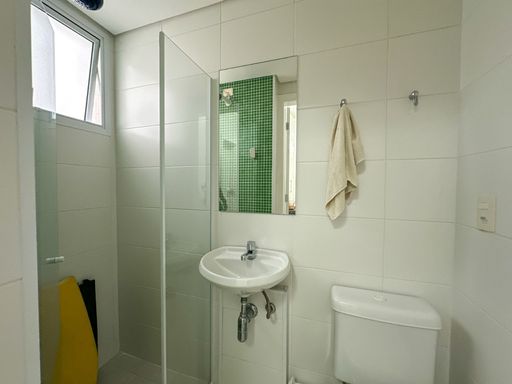 O banheiro de serviço, um diferencial que garante mais praticidade e funcionalidade para a rotina diária e para o cuidado com a casa.