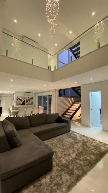 A sala com três ambientes, um espaço amplo, perfeito para receber e socializar