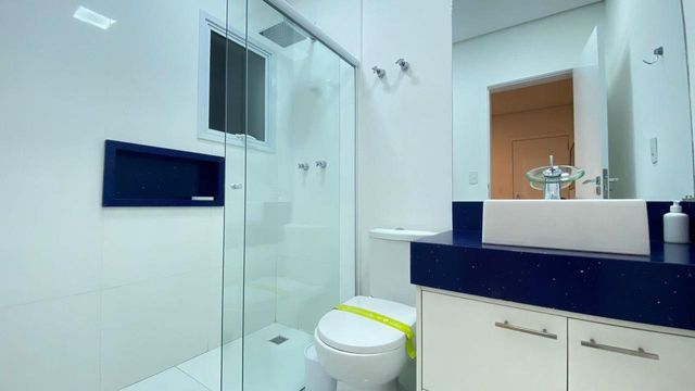 A distribuição dos 6 banheiros do sobrado, oferecendo privacidade e conveniência para todos os moradores e convidados.