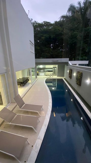 A imponente fachada do sobrado triplex, refletindo a arquitetura moderna e elegante.
