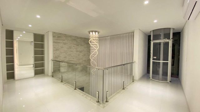 O elevador privativo, proporcionando conforto e acessibilidade a todos os andares.